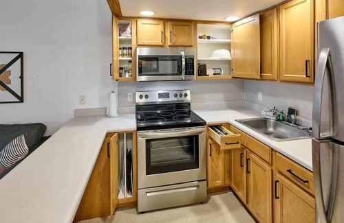 Lincoln City Condo | Oceanfront Suite - King Bed - Heated Indoor Pool & Hot Tub