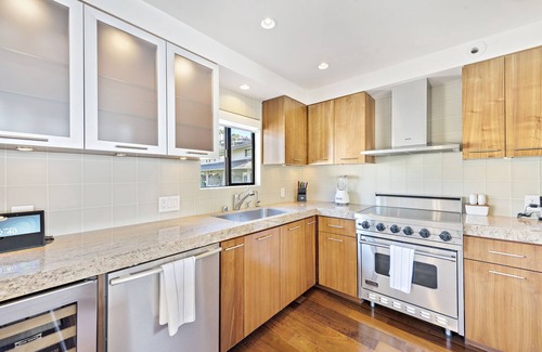 Blue Lagoon House | Oceanfront townhome Victoria Beach Walk to the Montage