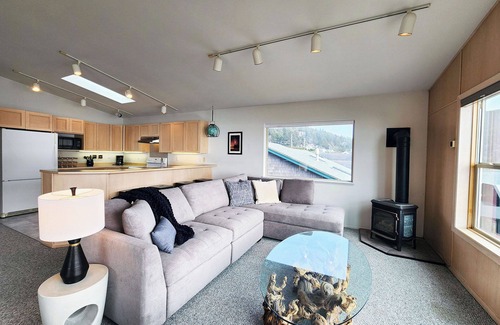 Yachats House | Oceanfront Views! Hot Tub! Walk to Everywhere in Yachats!