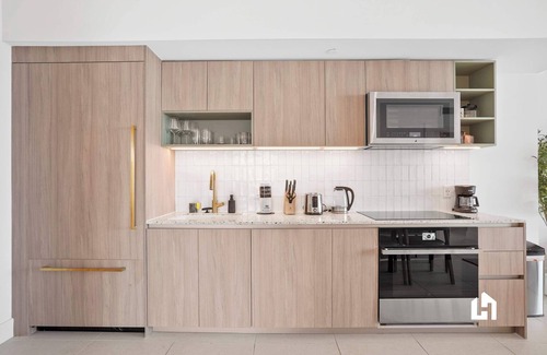 Downtown Miami Apartment | Oceanfront Views | Pool, Gym, Balcony, Downtown