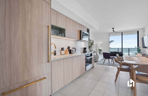 Downtown Miami Apartment | Oceanfront Views | Pool, Gym, Balcony, Downtown