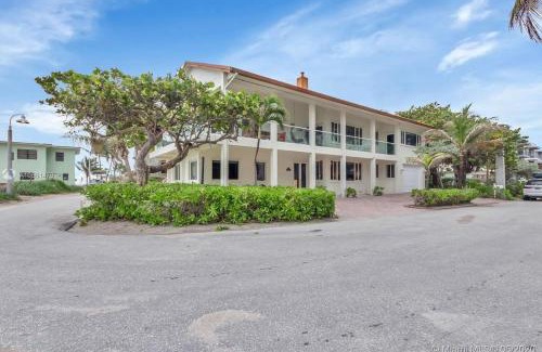Hollywood House | Oceanfront Villa On Semi-Private Holywood Beach