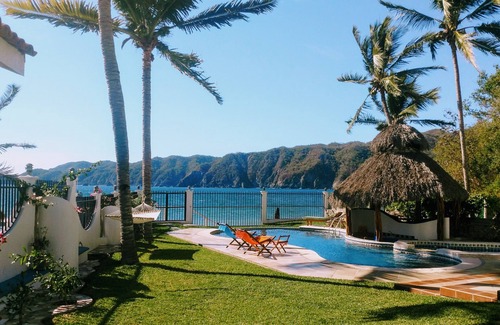 Cuastecomates Villa | Oceanfront Villa with garden and pool, on the beach. Individual rooms 125/nt.