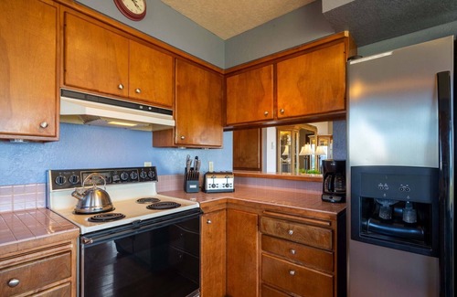 Yachats House | Oceanfront Wave Watching with Hot Tub & Walk To Everywhere in Yachats!