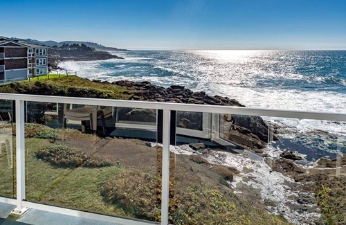 Depoe Bay Condo | Oceanfront, Whale Watching, Pool - Surf Song