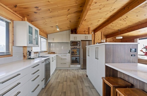 Mount Maunganui Cottage | Oceanside Bach - Mount Maunganui Holiday Home
