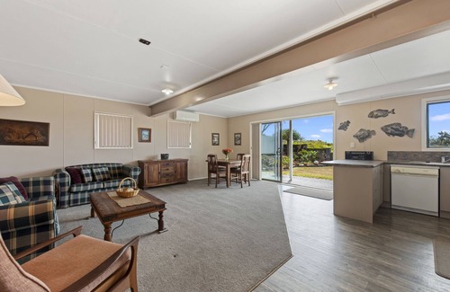 Mount Maunganui Cottage | Oceanside Bach - Mount Maunganui Holiday Home