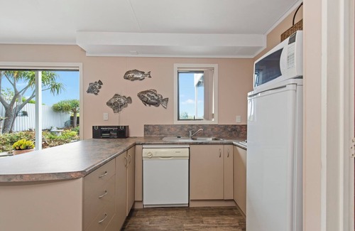 Mount Maunganui Cottage | Oceanside Bach - Mount Maunganui Holiday Home