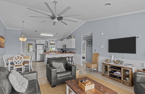 Emerald Isle Cottage | Oceanside beach home, 2 minute walk to beach