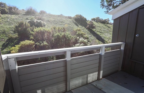 Ivey Ranch - Rancho Del Oro Apartment | Oceanside Beach style Two bedroom huge Pool & hot tubs King bed No cleaning fee