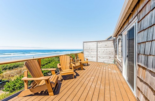 Edgewater Shores Cottage | Oceanside Big Stump Beach getaway with hot tub & ocean views - dog-friendly