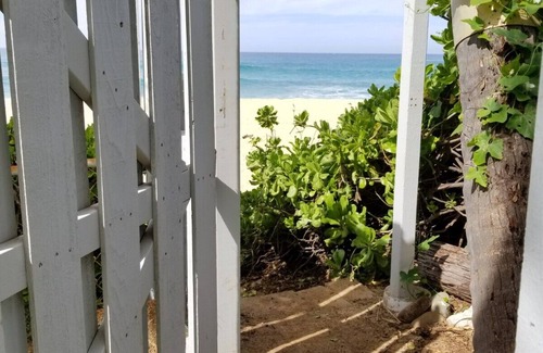 Makaha House | Oceanside Bungalow on beautiful Makaha Beach. Great surfing and snorkeling