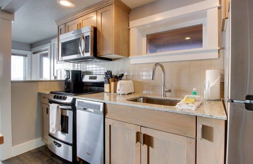 Oceanside Condo | Oceanside Inn 1: Oceanfront w/2 primary suites!