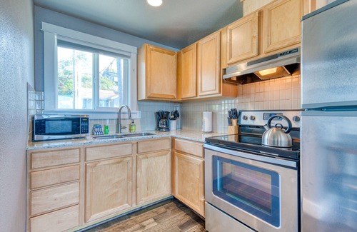 Oceanside Condo | Oceanside Inn #10 - Upstairs Unit