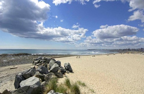 Hampton Apartment | Oceanside Motel room at North Beach Motel! Pet Friendly!