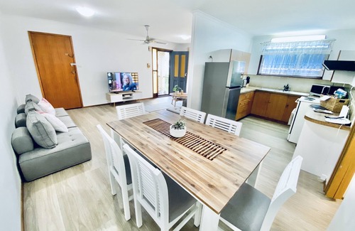 Kingscliff House | Oceanside Pad - 2 bedrooms - Sleeps 6 - Walk to Beach - Pet Friendly