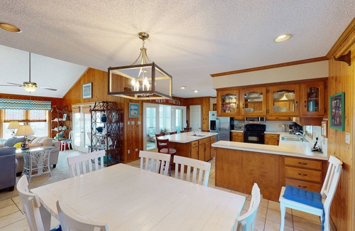 Sandbridge House | Oceanside retreat with private tennis/pickleball court, easy beach access & AC