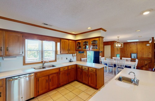 Sandbridge House | Oceanside retreat with private tennis/pickleball court, easy beach access & AC