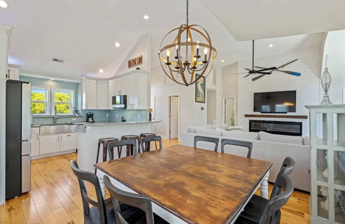Duck House | Oceanside retreat with pool & spa, June Weeks Open