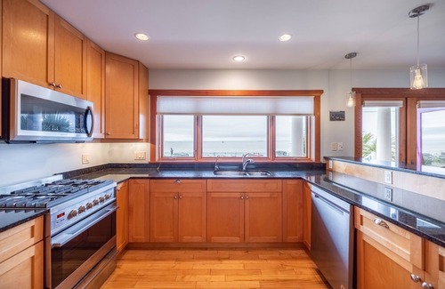 James Bay House | Oceanside Townhome