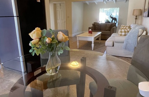 East Fort Lauderdale Villa | Oceanside Mist Apts: Heated Pool, Hot Tub & Tiki Bar! 2 Bed 2 Bath-Flagler Suite