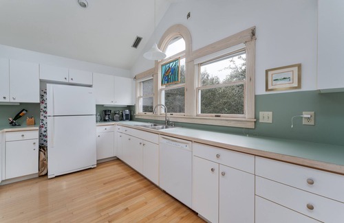 Duck House | Oceanside with Short Walk to Beach, Community Pool, Open and Airy Living.