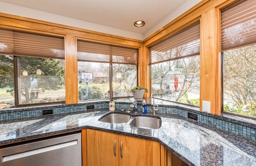 Port Angeles House | Oceanview | Big Deck | Modern Home - Crash Pad BnB