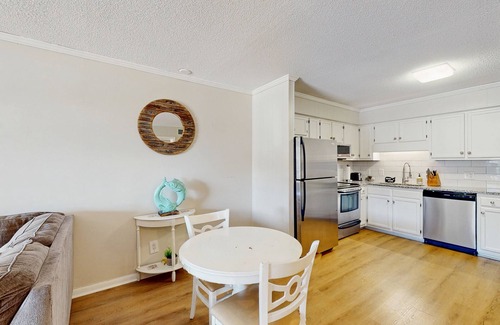 North Myrtle Beach Condo | Oceanview condo with pool, private balcony & steps to beach