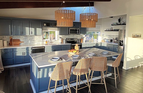 Yachats House | Oceanview Designer Family Home – Walk to Beach, Deck, Firepit, Office, Pets