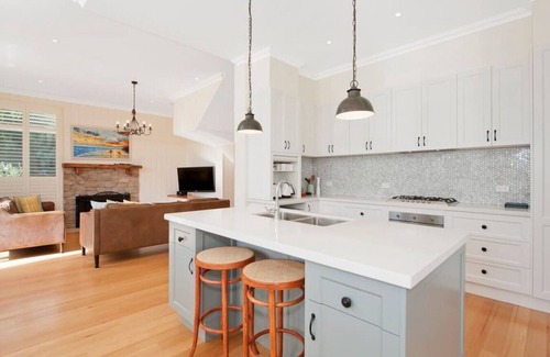Apollo Bay House | Oceanview Mountain Retreat, Pet Friendly Fireplace free EV charger