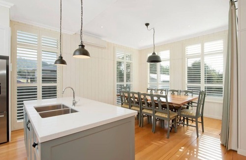 Apollo Bay House | Oceanview Mountain Retreat, Pet Friendly Fireplace free EV charger