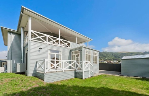 Apollo Bay House | Oceanview Mountain Retreat, Pet Friendly Fireplace free EV charger