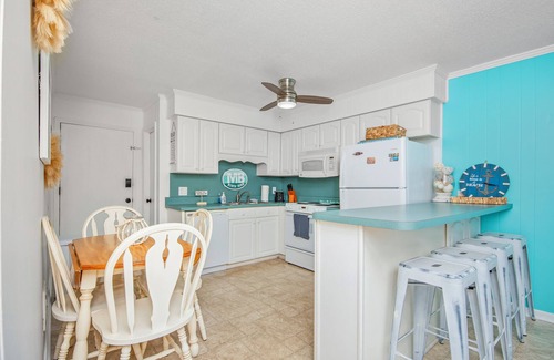 The Dunes Condo | Oceanview Oasis: Steps from the Beach – Cozy 2BR/2BA Myrtle Beach Condo