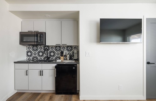 Townsite Condo | Oceanview Queen Suite Steps from the Sand (305)