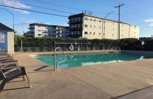 Hampton Apartment | Oceanview Retreat Sum