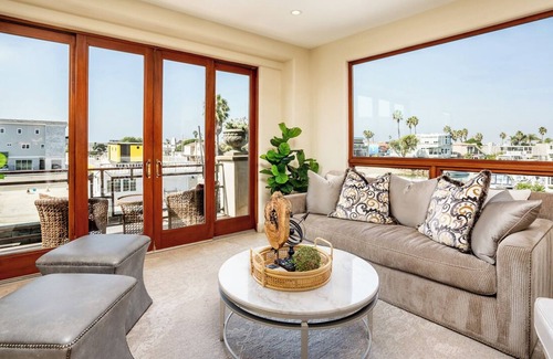 Sunset Beach House | Oceanview Rooftop Beach House with Jacuzzi