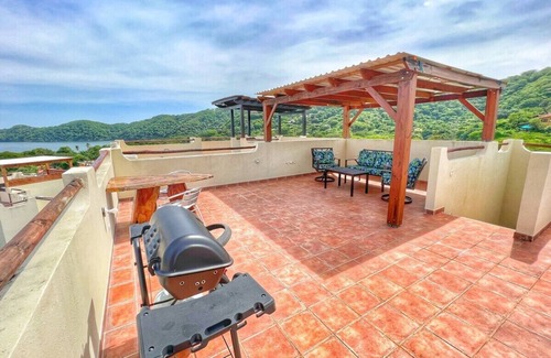 Coco Sunset Hills Condo | Oceanview Rooftop Patio - 5 Pools - Walk to Beach