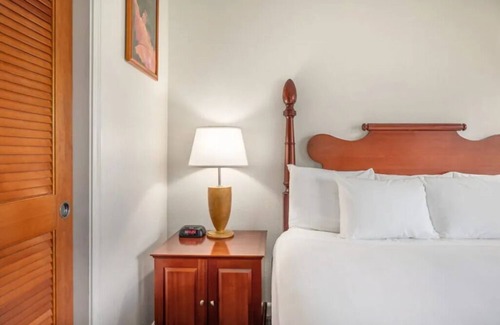 Kahului Hotel | Oceanview Room Near Shopping & Dining with Easy Beach Access