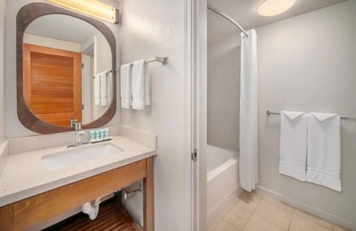 Kahului Hotel | Oceanview Room Near Shopping & Dining with Easy Beach Access
