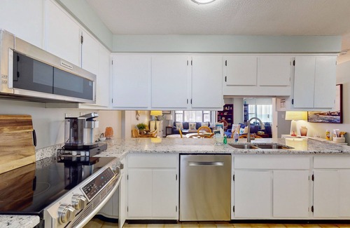 Salter Path Condo | Oceanview, second-floor condo with 4 pools & 2 hot tubs - steps to the beach