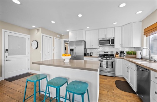 West Newport Condo | Oceanview, Steps to Beach, AC + Parking!