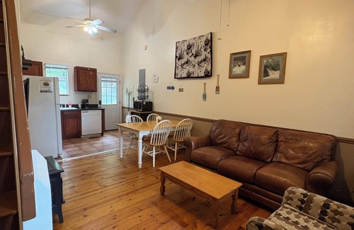 Benton Cabin | Ocoee Campin' - Family Cabin-Sleeps 8