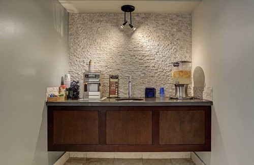 Uptown Apartment | October getaway deal Stylish Galleria Retreat with Saltwater Pool