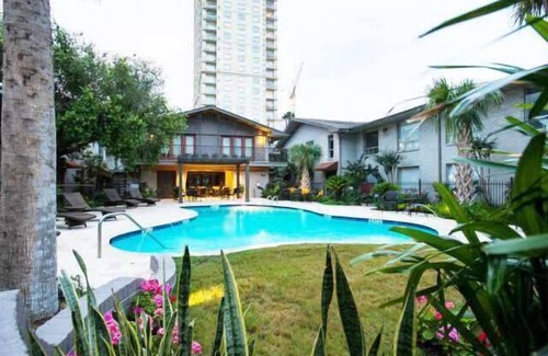 Uptown Apartment | October getaway deal Stylish Galleria Retreat with Saltwater Pool