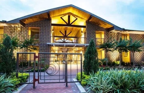 Uptown Apartment | October getaway deal Stylish Galleria Retreat with Saltwater Pool