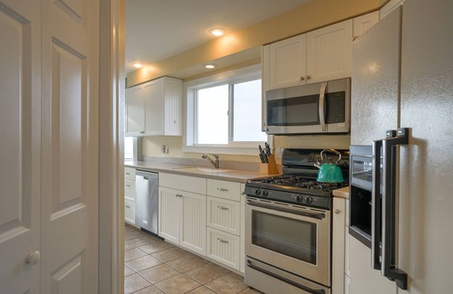 Lincoln Beach House | OctoMojo - 3b/3b - Views, Beach Access, Hot Tub, and Dog Friendly!