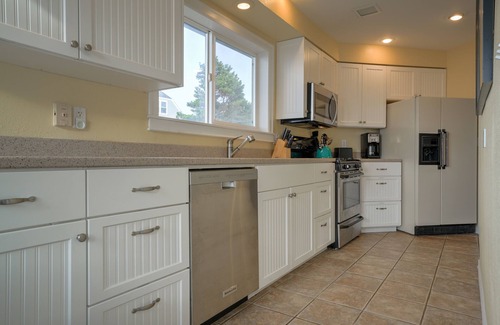 Lincoln Beach House | OctoMojo - 3b/3b - Views, Beach Access, Hot Tub, and Dog Friendly!