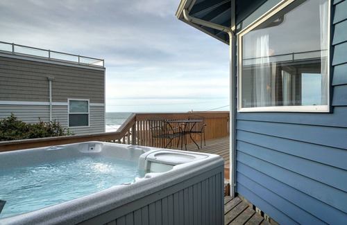 Lincoln Beach House | OctoMojo - 3b/3b - Views, Beach Access, Hot Tub, and Dog Friendly!