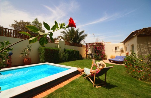 Dahab Apartment | Octopus Apartment With Jacuzzi Pool, Wifi, BBQ And Sunbeds. Beach 3 mins walk.