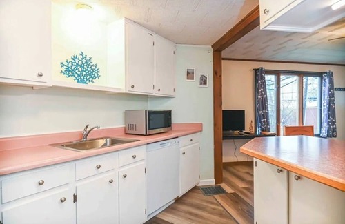 Old Orchard Beach Apartment | Octopus’s Garden sleeps 5, clean spacious AC, WiFi in sunny Old Orchard Beach